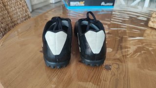 Botas de fútbol Adidas negras y blancas