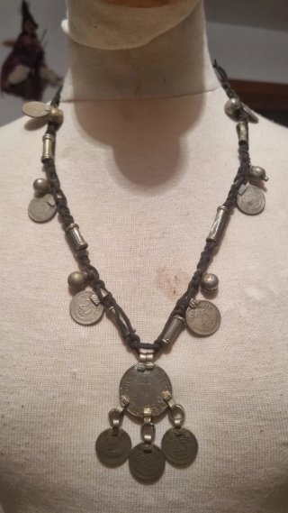 Collar tribal fusión con monedas