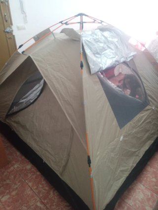 Tenda da campeggio beige, ideale per attività all'aperto