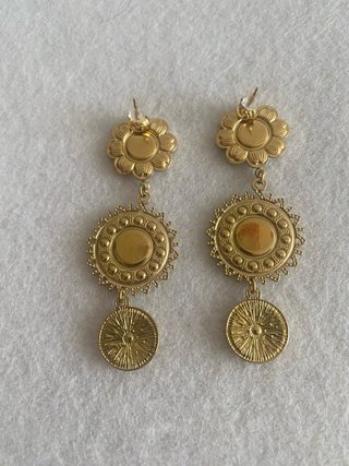 Brincos Dourados com Flores Brancas