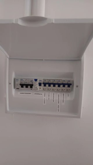 Se busca electricista