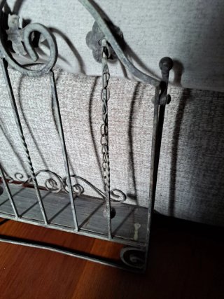 Atril de hierro forjado con flores