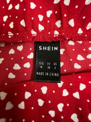 Falda corta roja con estampado de corazones