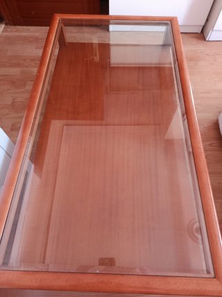 Mesa de centro de madera y cristal