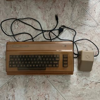 Commodore 64 con alimentación, dos casetes y funda