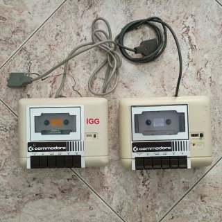 Commodore 64 con alimentación, dos casetes y funda