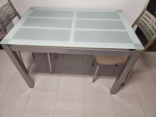 Mesa de cocina cristal y metal gris con dos sillas