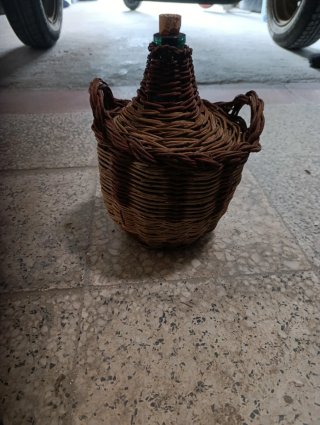 Botijo antiguo con cesta de mimbre