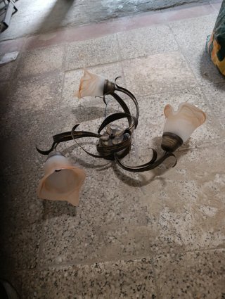 Lámpara de forja con tulipas de cristal