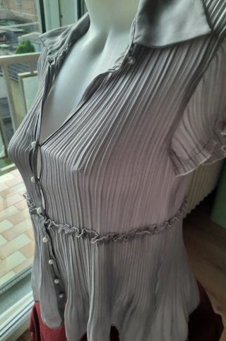 Camicia grigia plissettata
