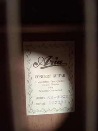 Guitarra arias Clásica cutaway