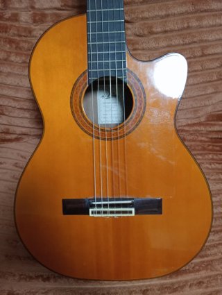 Guitarra arias Clásica cutaway
