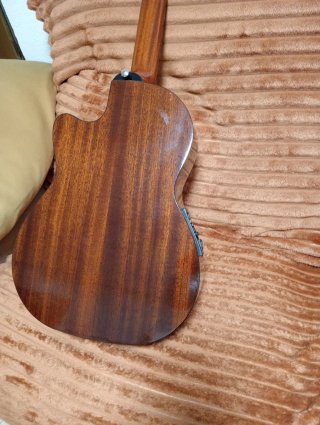 Guitarra arias Clásica cutaway