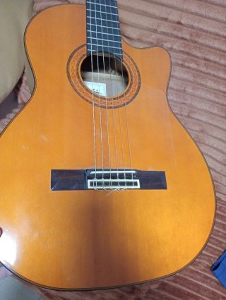 Guitarra arias Clásica cutaway