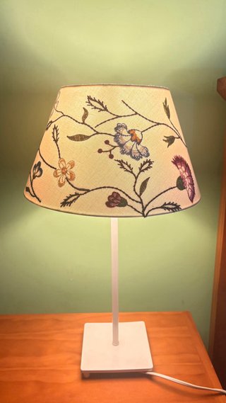 Lámpara de mesa bordada flores