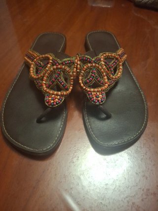 Sandalias étnicas con abalorios
