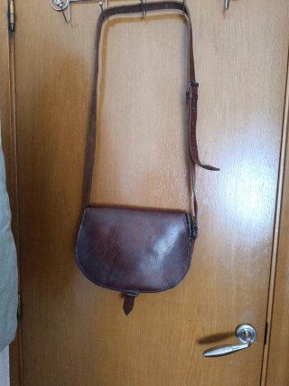 Bolso de cuero marrón con doble cierre