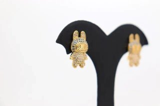 PENDIENTES MUÑECO LABUBU CON CIRCONITAS AZUL.