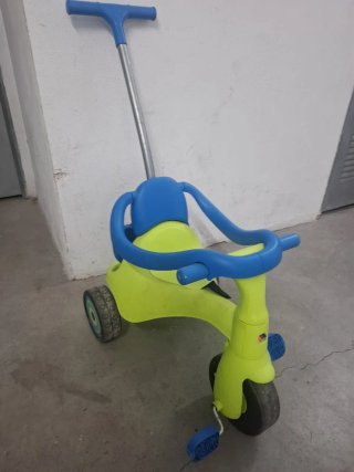 Triciclo infantil con manillar y pedales