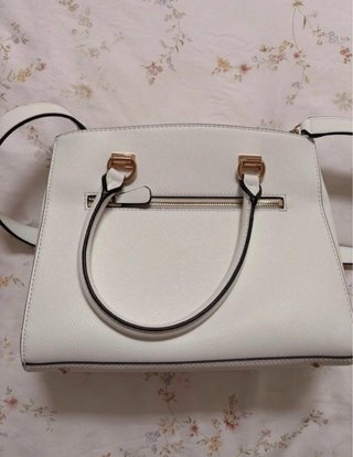 Bolso Guess Noelle Blanco y Dorado