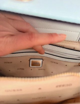 Bolso Guess Noelle Blanco y Dorado