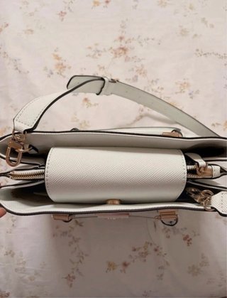 Bolso Guess Noelle Blanco y Dorado