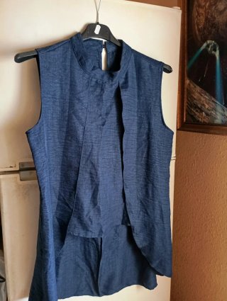 Blusa azul sin mangas