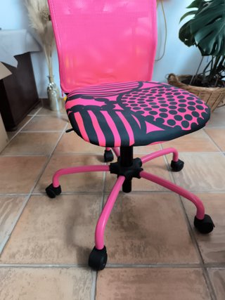 Silla de escritorio rosa y negra