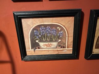 Cuadro decorativo flores moradas y mariposa