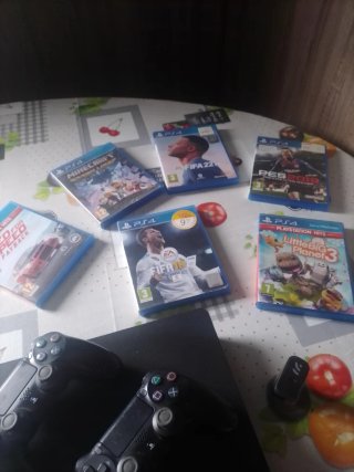 PS4 (PlayStation 4) Negra + 2 Mandos + 6 Juegos.