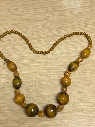 Collar de cuentas de madera natural