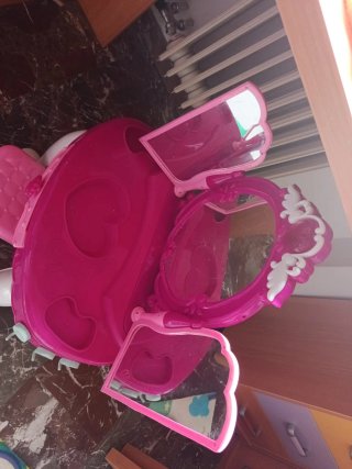 Tocador infantil rosa con taburete y cajón