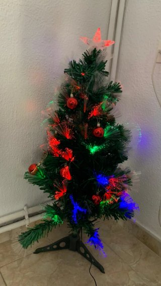 Árbol de Navidad con adornos rojos