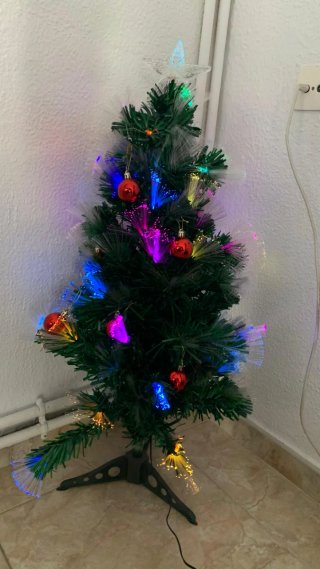 Árbol de Navidad con adornos rojos