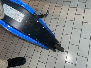 Patinete eléctrico infantil azul