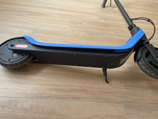 Patinete eléctrico infantil azul