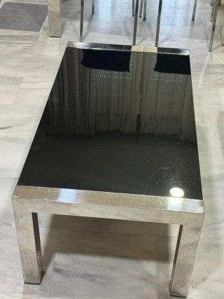 Mesa de salon y mesa baja negra y plateafa