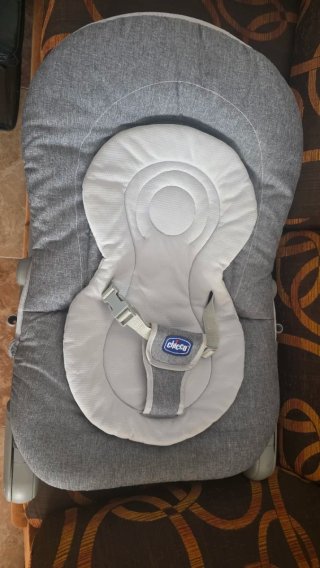 Dolce culla per neonati con struttura in metallo