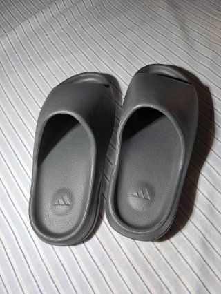 Chanclas Adidas Yeezy Slide negras