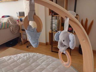 Gimnasio bebé madera con peluches