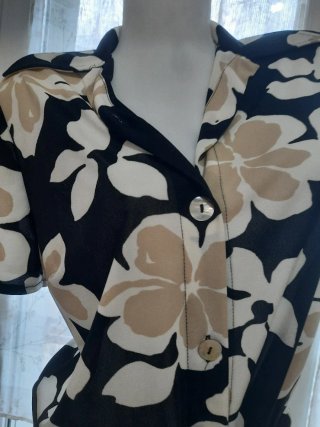 Camicetta floreale beige e nera M abbondante