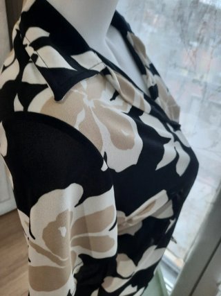 Camicetta floreale beige e nera M abbondante