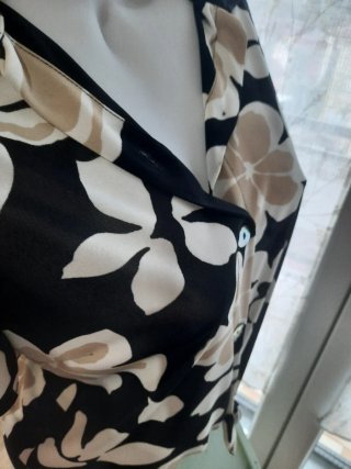 Camicetta floreale beige e nera M abbondante