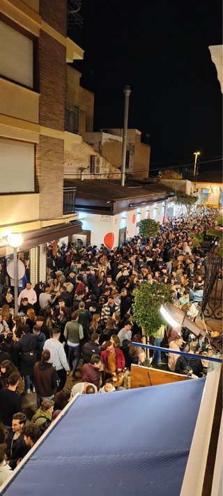 Ofrezco trabajo de camarer@ en tascas Benicassim