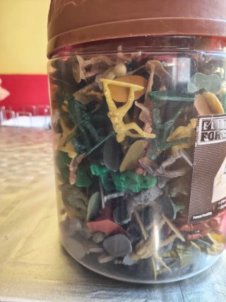 Cubo con soldados de juguete