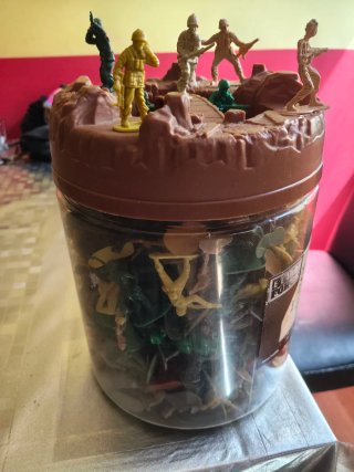 Cubo con soldados de juguete