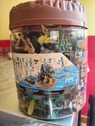 Cubo con soldados de juguete