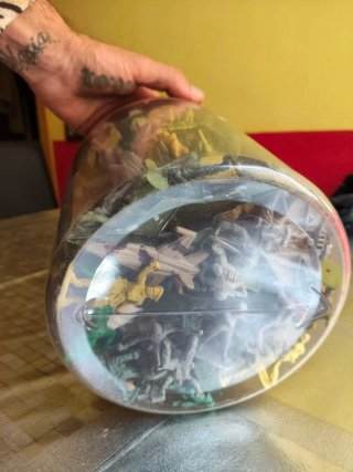 Cubo con soldados de juguete