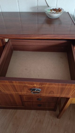 Sinfonier de madera con puerta y cajones.