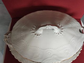 Zuppiera bianca con piatto e filo oro